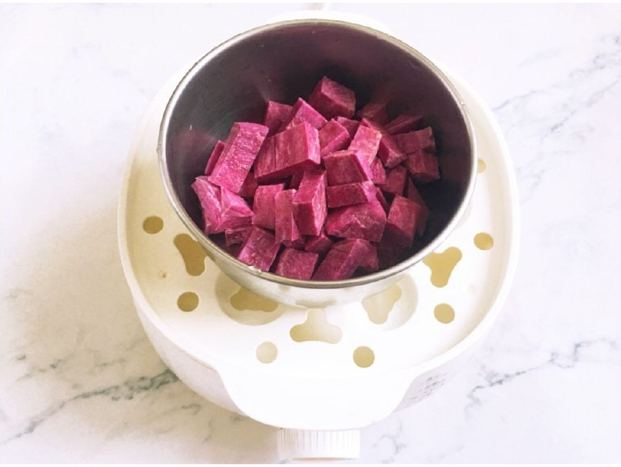 第2步：紫薯切小块上锅蒸15分钟。