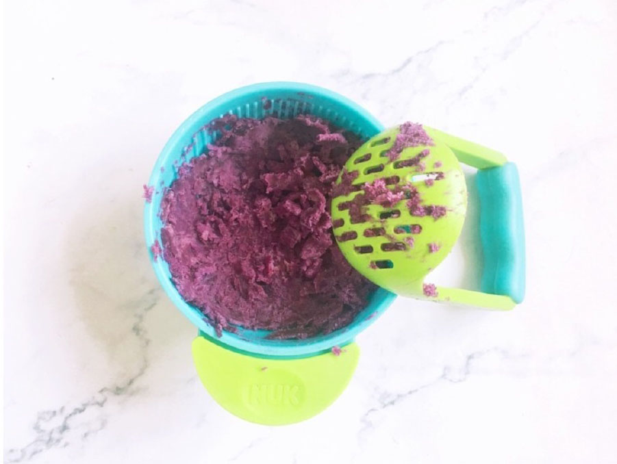 第4步：紫薯蒸熟后用研磨碗压成泥，越细腻越好。