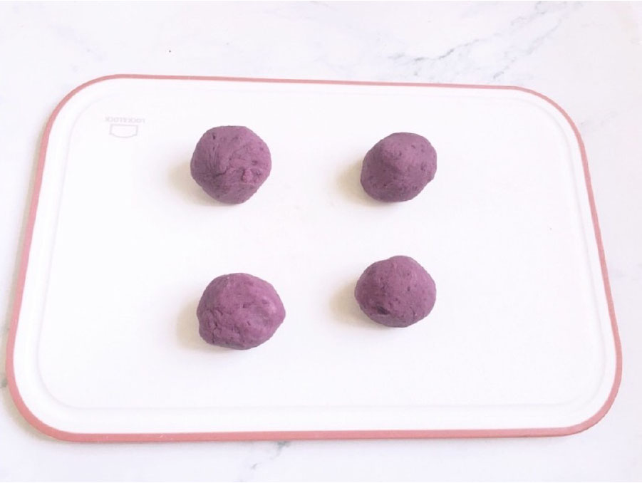 第6步：将紫薯泥分成四份搓成团。