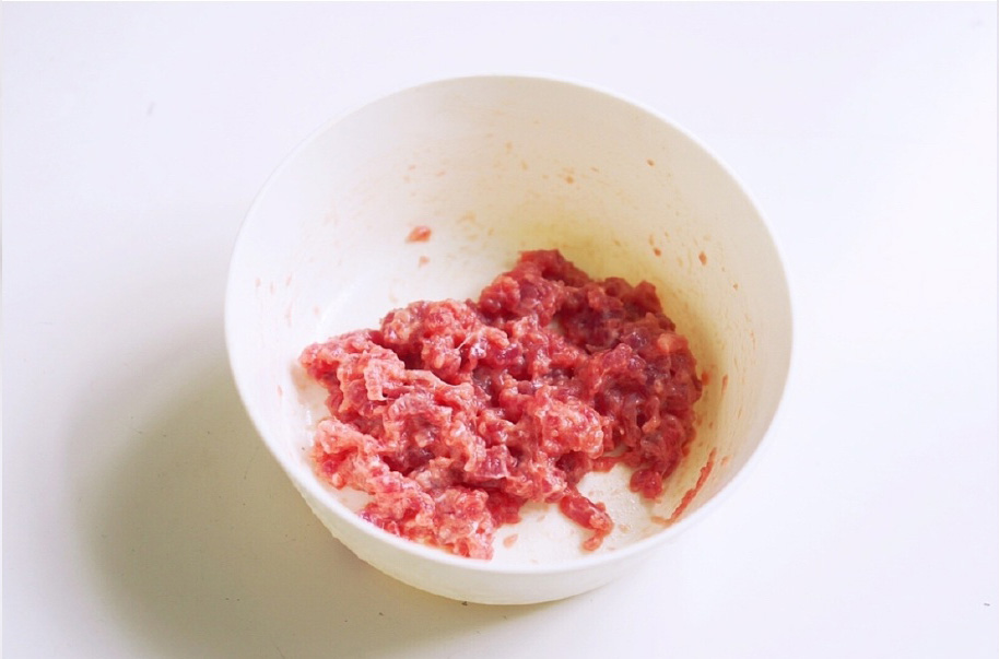 搅拌均匀，放入冰箱腌制10分钟。