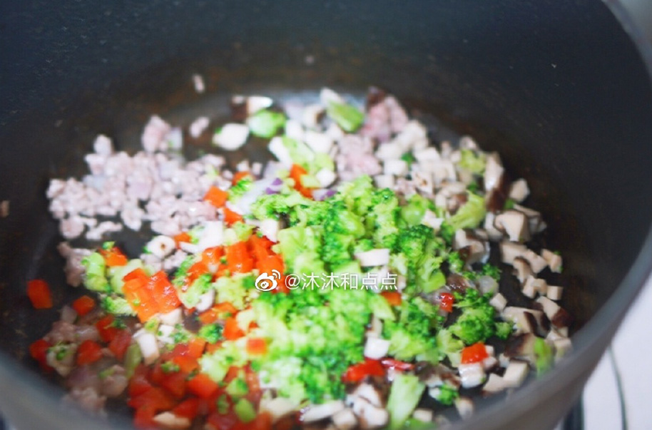 牛肉翻炒变色后放入蔬菜丁，翻炒均匀。