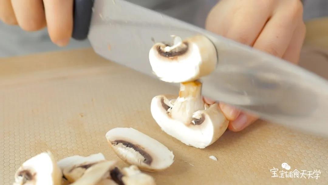 把口蘑切成厚片