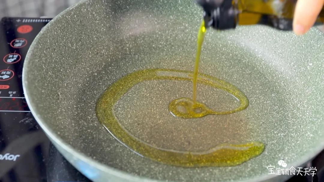 热锅，倒入适量的橄榄油