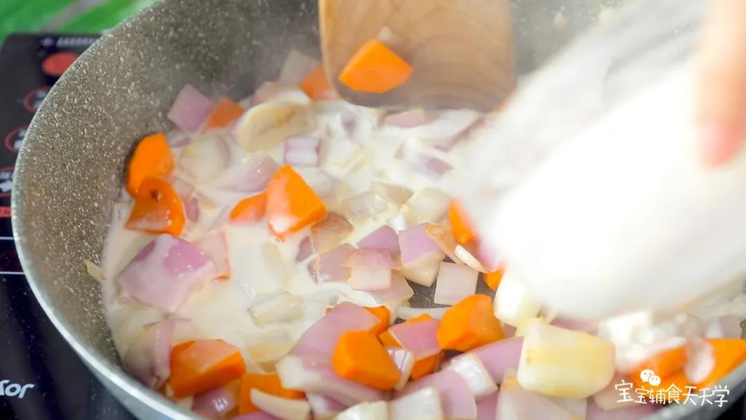 在蔬菜中倒入面粉液，翻炒均匀