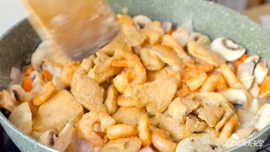 再加入鸡胸肉与虾肉一起翻炒，加入适量的清水让酱汁稀释一下