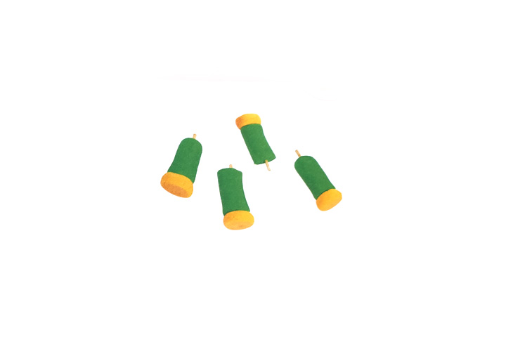 步骤2：用绿泥和黄泥搓出凳子腿，并插上牙签。