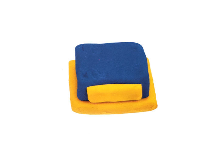 步骤4：把黄色抽屉粘在桌板一侧。