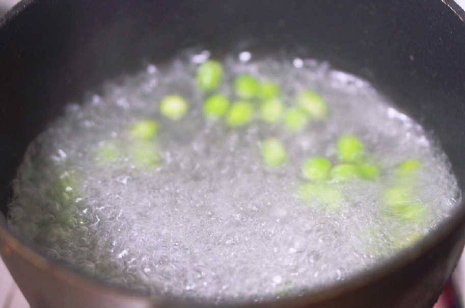 虾仁取净去虾线，香菇切薄片，小番茄切片，洋葱切丝，奶酪切条，备用。