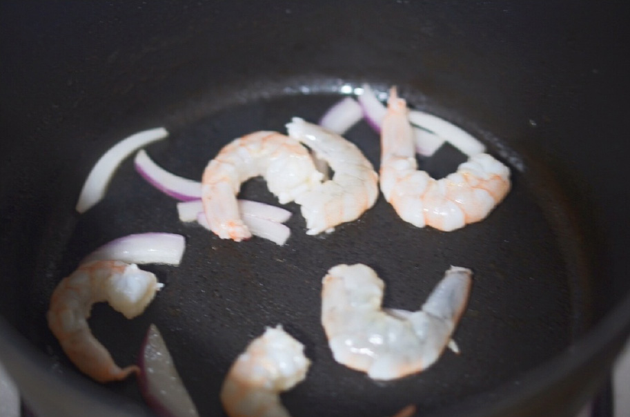 豌豆不易熟，需要提前煮熟。