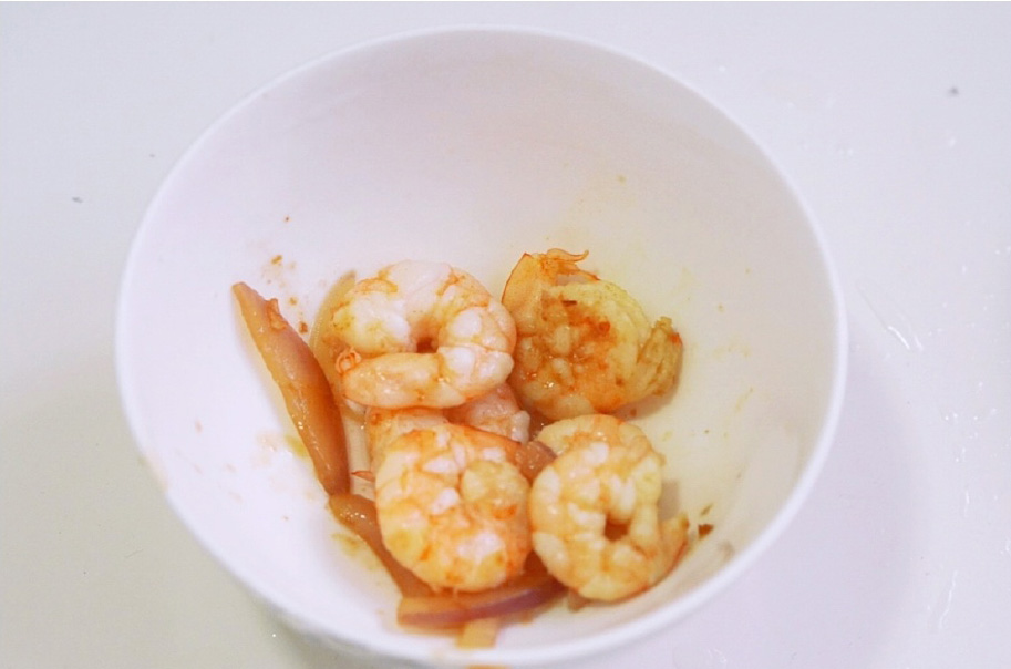 虾仁也不易熟，需提前处理，取一般洋葱把虾仁炒熟。