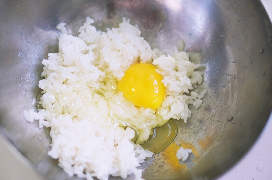 虾仁炒熟备用。