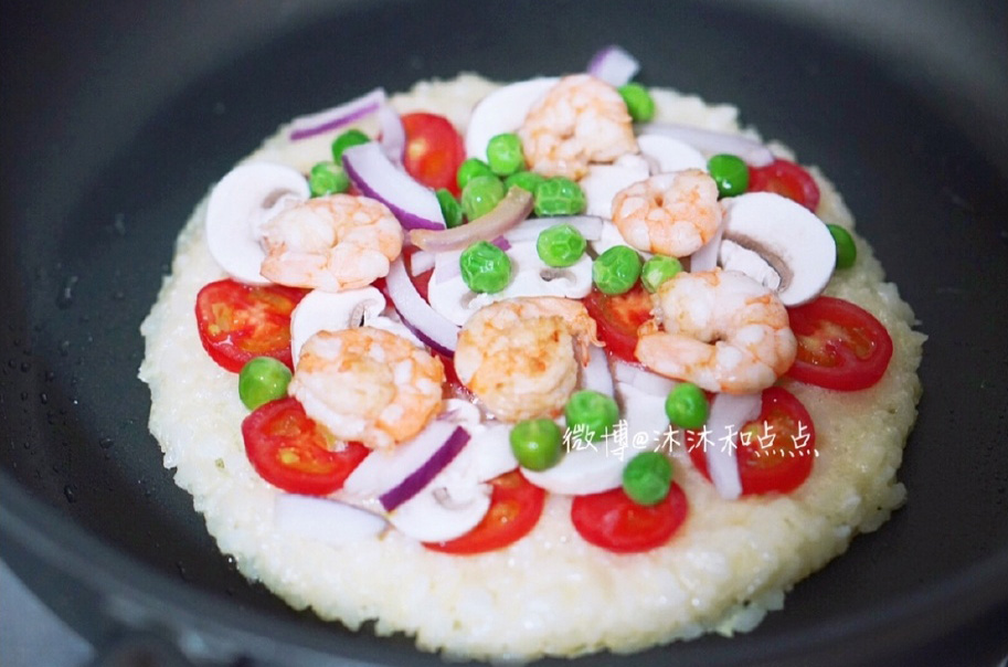 平底锅刷一层薄油，倒入米饭，摊成圆形。