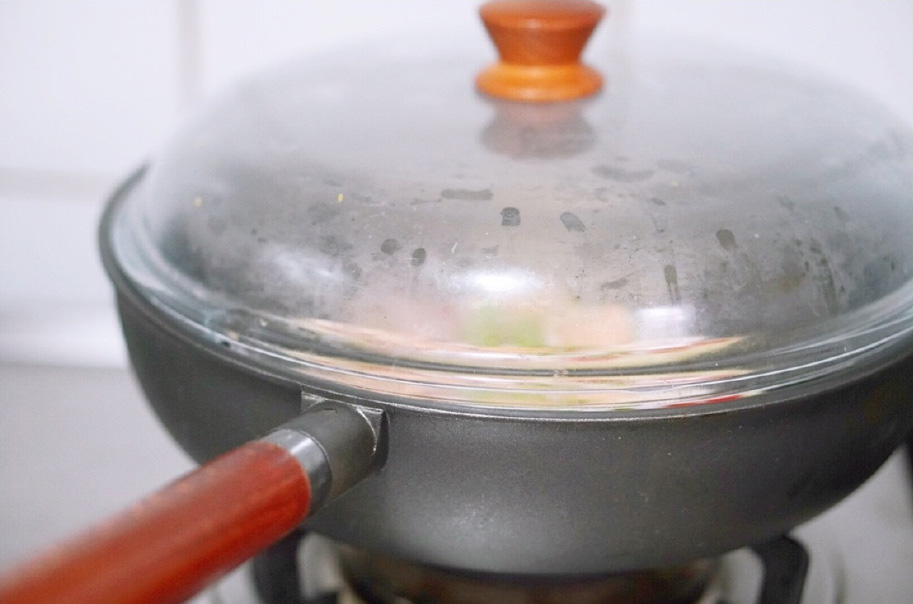 小火慢煎披萨坯，底部稍微凝固后铺上备好的配菜。