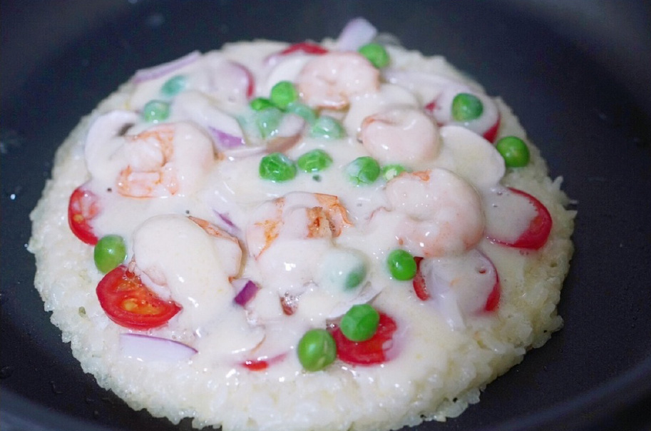 继续盖上锅盖，小火慢煎。