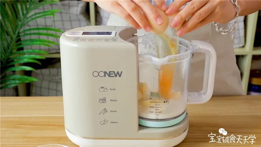 苹果块放入搅拌机，加入牛奶、鸡蛋搅打均匀