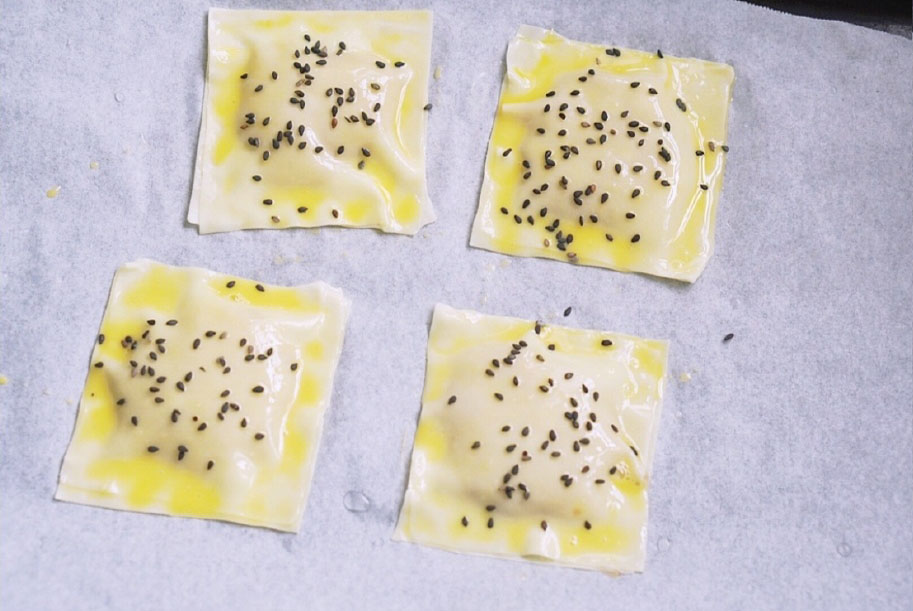 表面刷上鸡蛋液，再撒上芝麻。