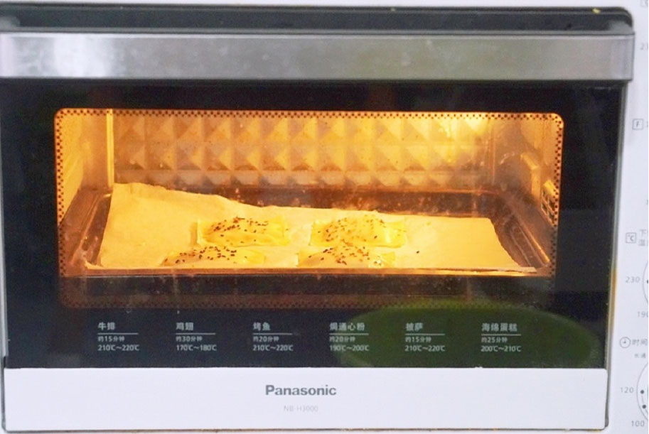 烤箱200°预热，烤8-10分钟即可。