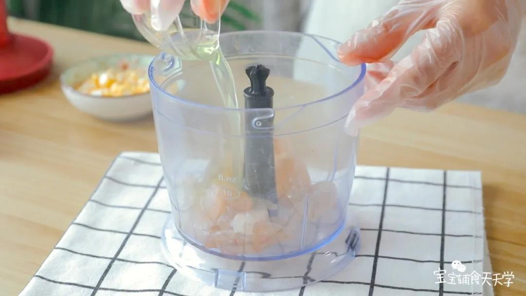 把虾、玉米粒和蛋清放入搅拌机，一起搅打成细腻的泥状