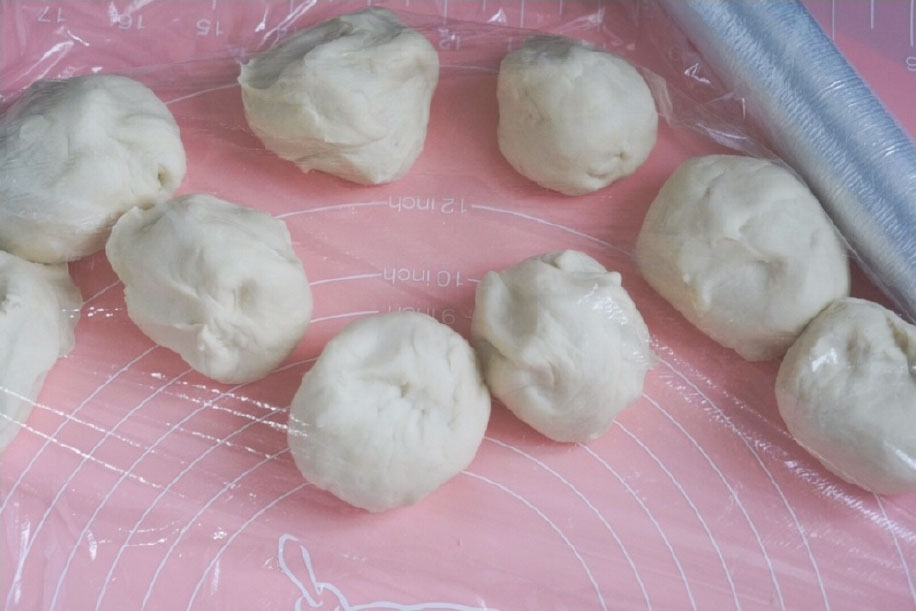 第4步：盖上保鲜膜醒发20分钟左右，今天时间长一点30分钟。