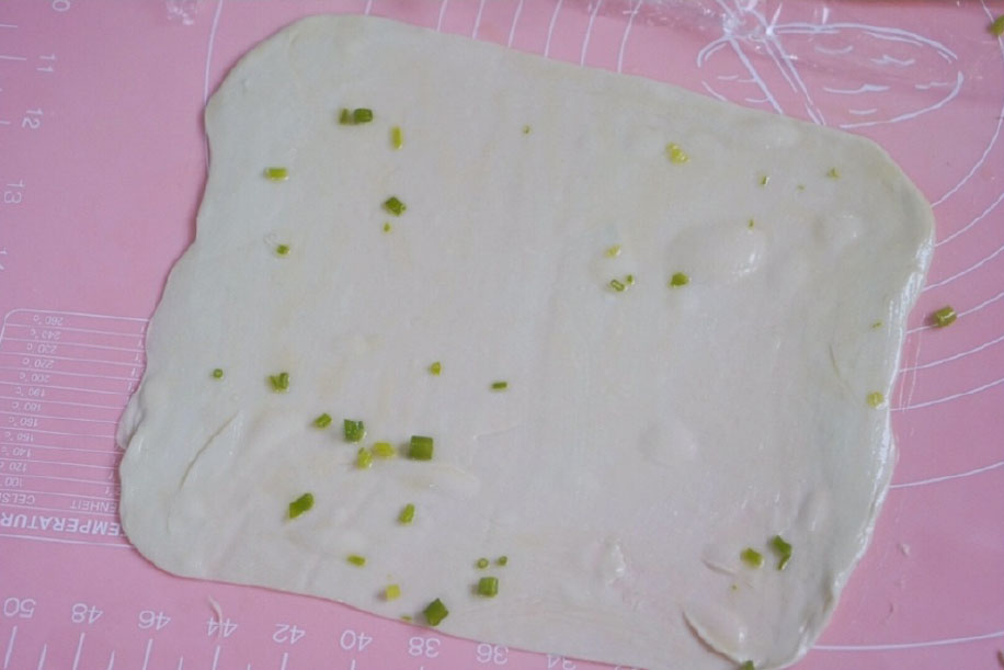 第7步：用擀面杖擀成大面片，刷上酥油。