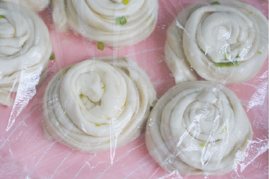 第11步：一次盘好，盖上保鲜膜醒发20分钟。