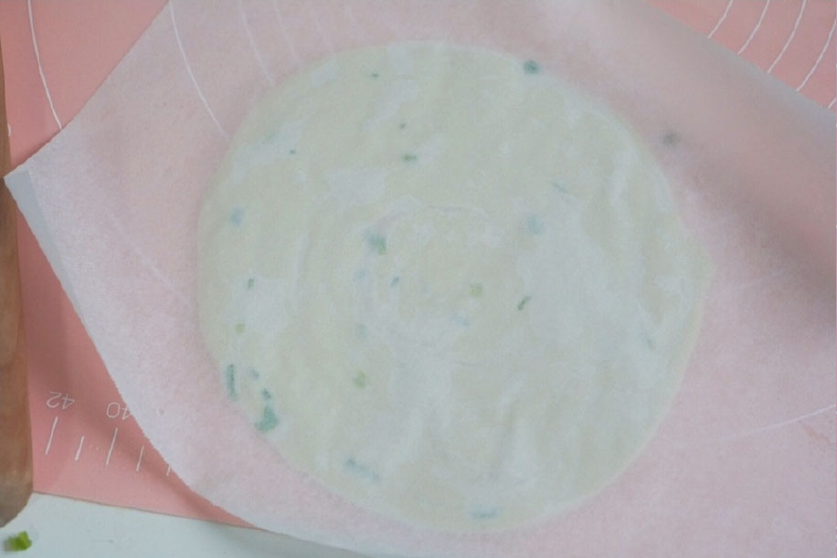 第14步：如果需要冷冻保存的话，在擀好的饼皮上铺上一层油纸。