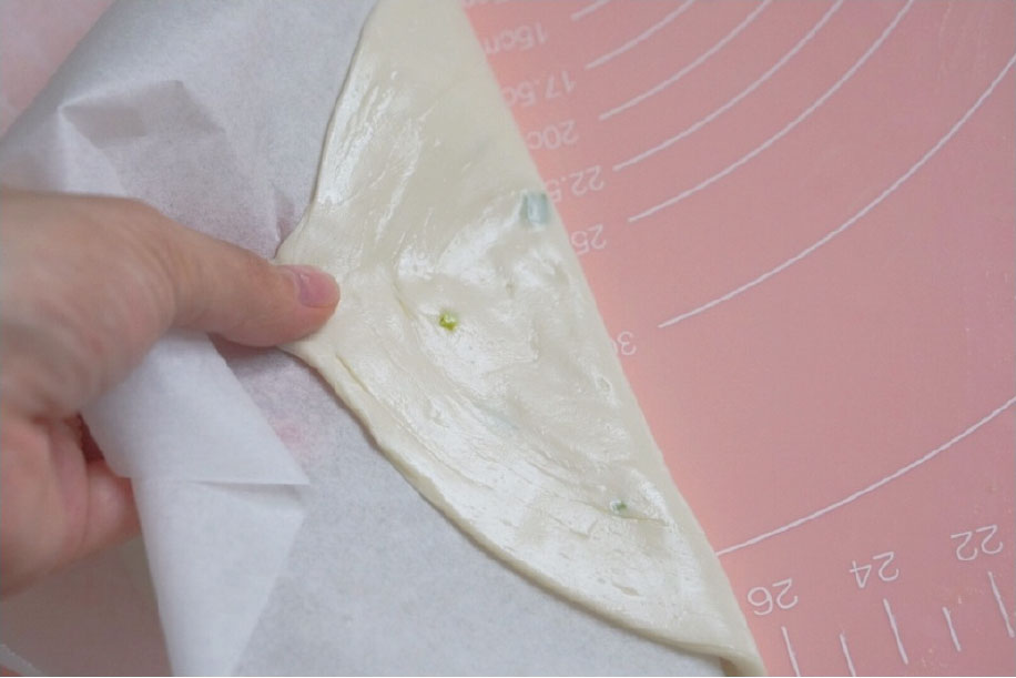 第15步：轻轻连同饼皮一起揭起，这样饼不会变形。