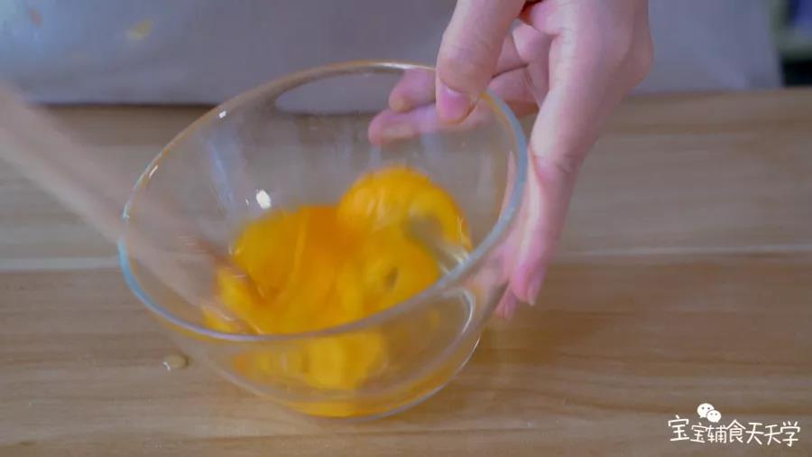 打出两个鸡蛋，打散