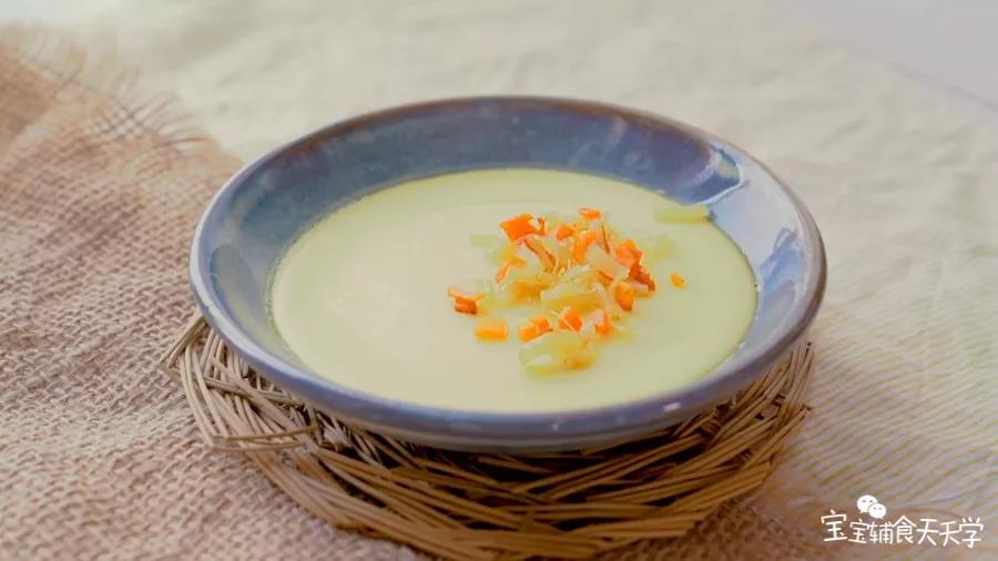 炒熟的胡萝卜干贝倒上蒸蛋表面即可