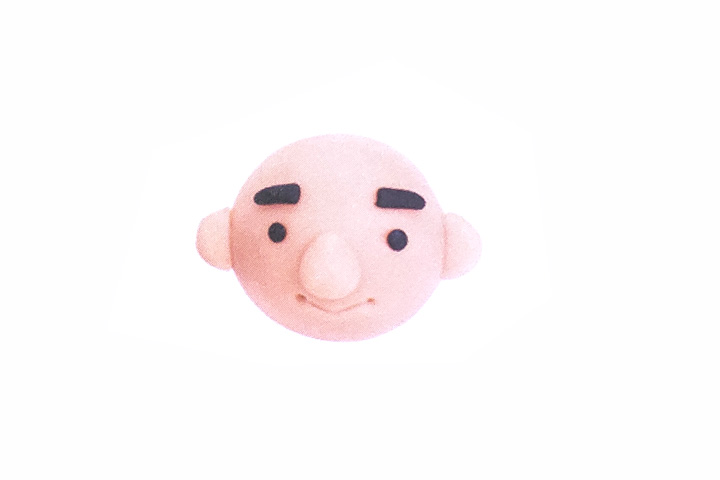 步骤2：捏出耳朵，粘在头部。