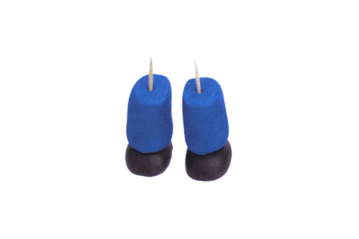 步骤3：捏出蓝色裤子和黑色鞋子，粘在一起，并插上牙签。