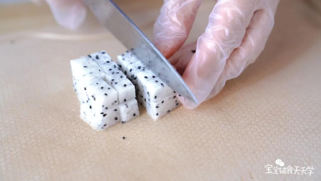 火龙果、青提和西瓜切小丁