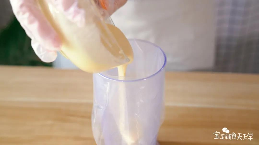 倒入裱花袋中，剪小口