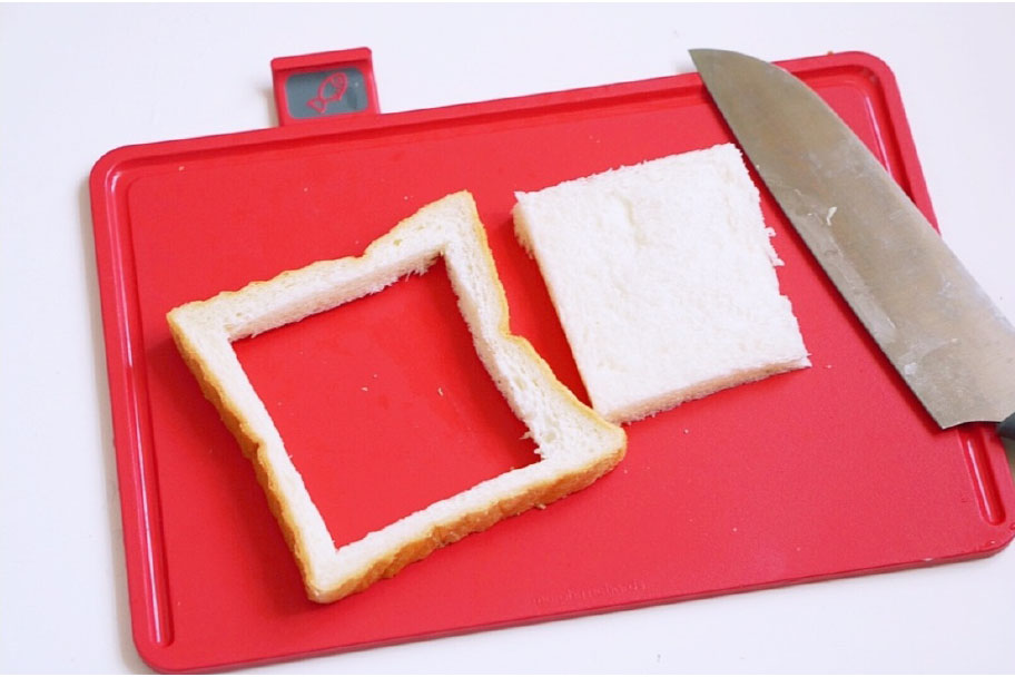 第2步：吐司切空中间部分。