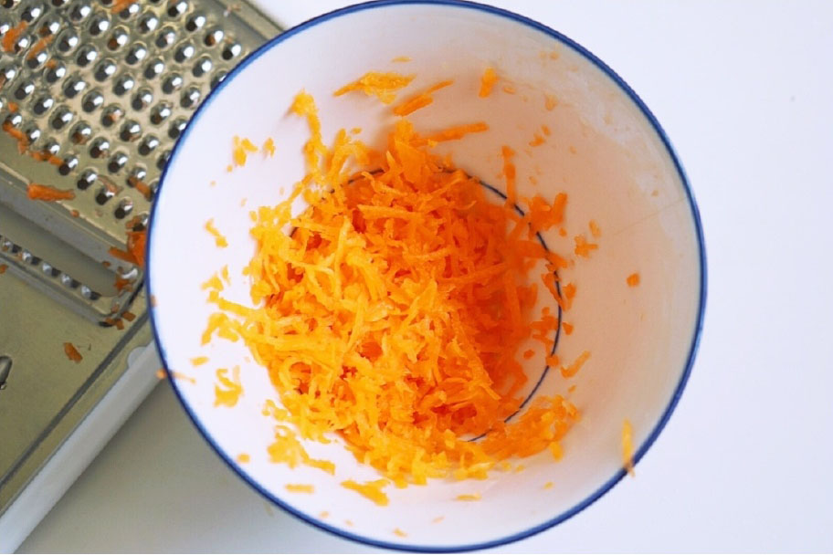 第5步：胡萝卜用擦丝器擦成丝。