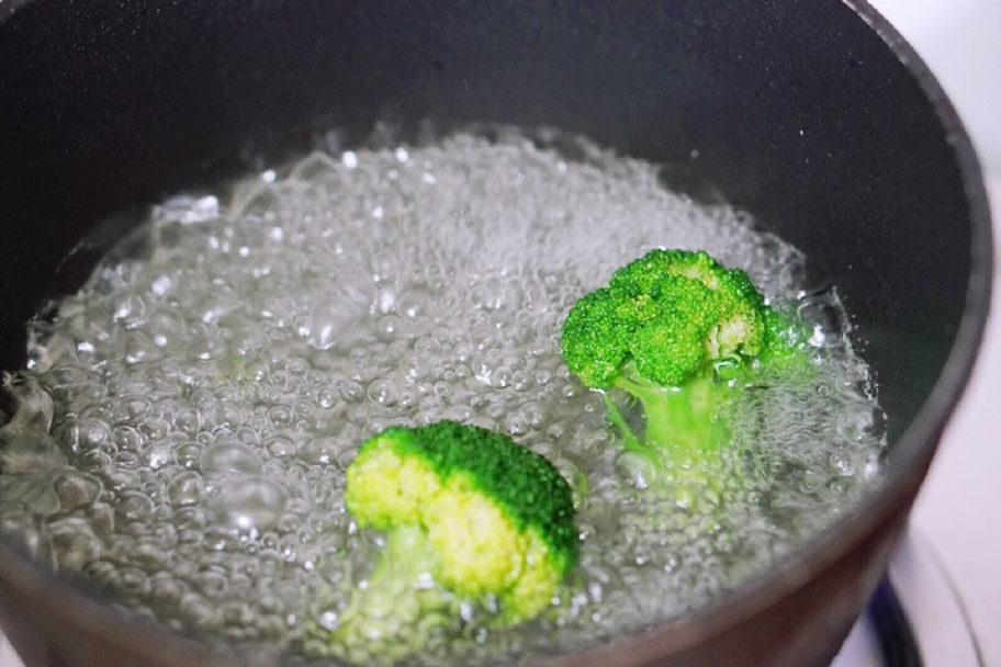 第6步：西兰花焯水煮2分钟。