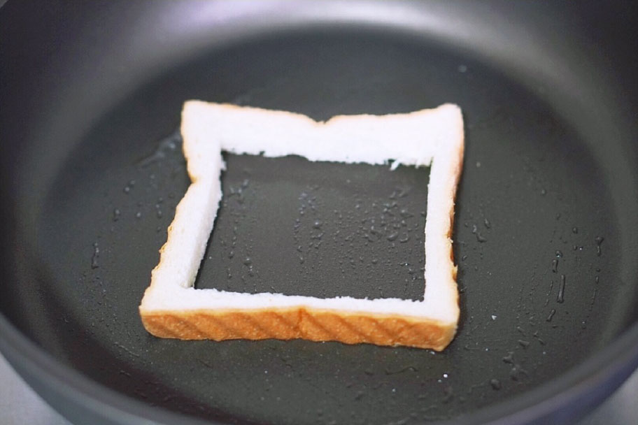 第9步：平底锅刷油，放入吐司边框部分。