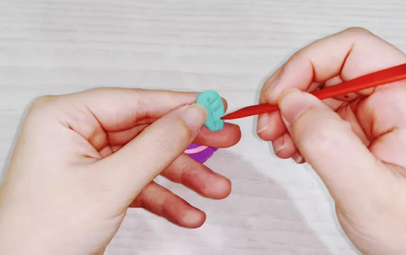 步骤3：用工具压出叶脉，做出两片叶子。