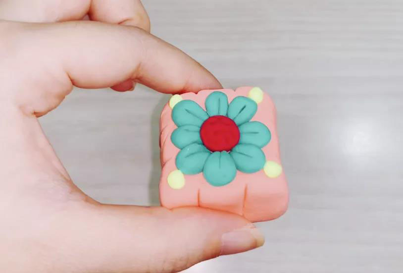 步骤12：这样一枚方形的花朵月饼就做好啦！