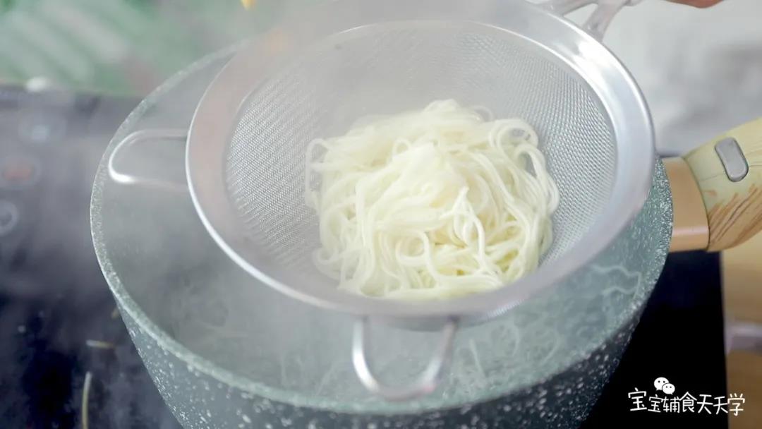 第3步：把面焯水煮熟捞起备用