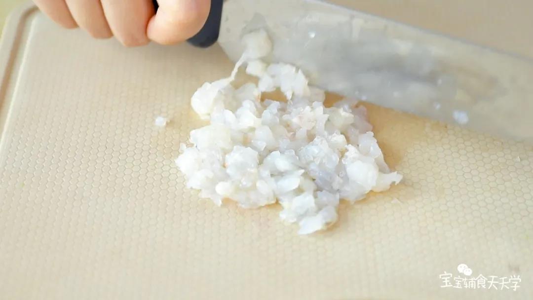 第6步：虾剁碎成泥