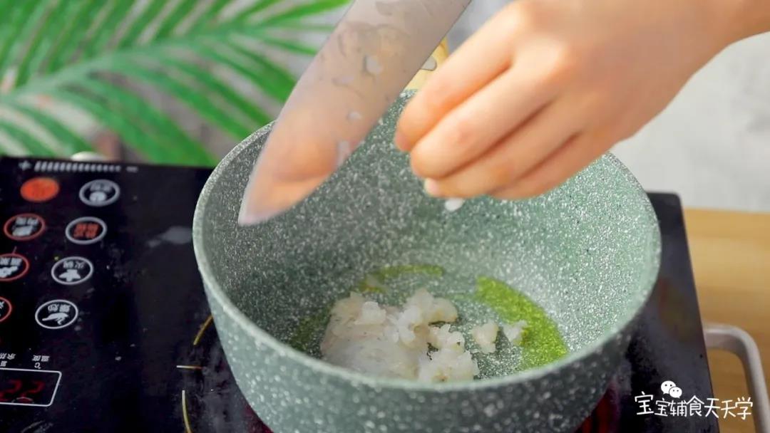 第7步：锅里倒入宝宝橄榄油，把鲜虾泥炒熟