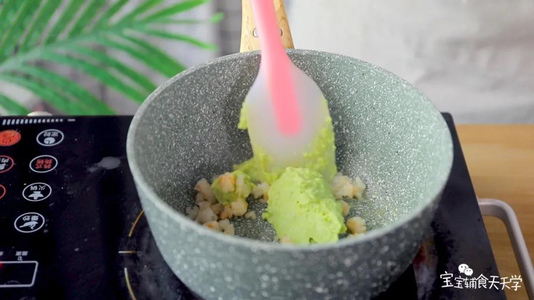 第8步：加入牛油果泥混合均匀，煮制浓郁收汁