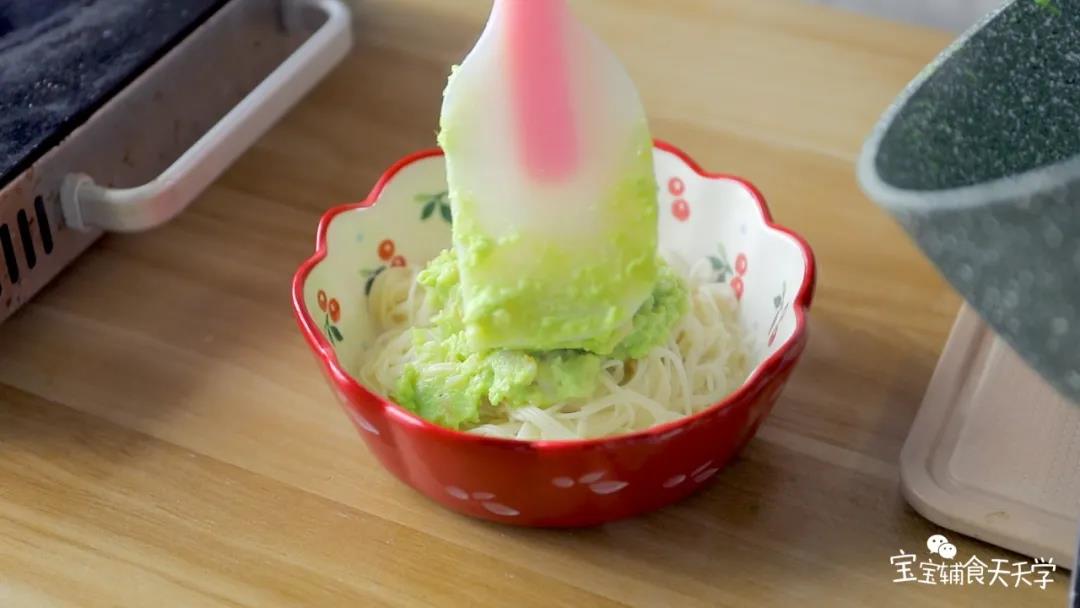 第9步：把牛油果鲜虾糊倒入面中，拌匀即可