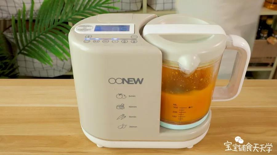 熟南瓜倒入搅拌机，倒入清水搅拌均匀