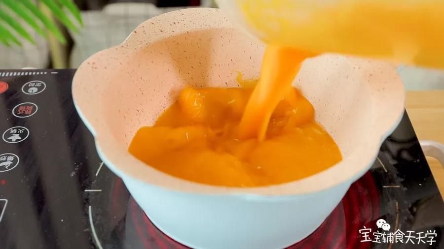 倒入南瓜汁水烧开