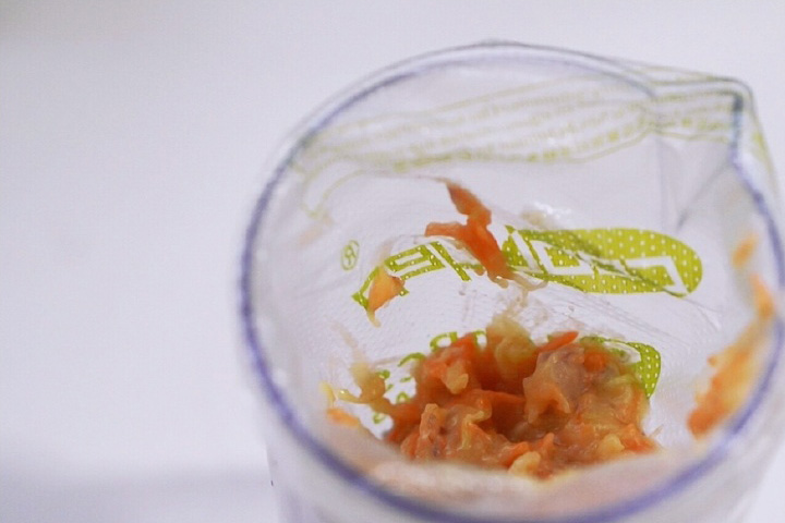 第5步：将裱花袋套在深一点的容器上，倒入蔬菜虾糊。