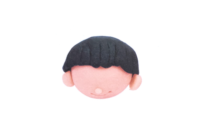 步骤1：搓出肉色头部，粘上头发、鼻子和耳朵，划出嘴巴。