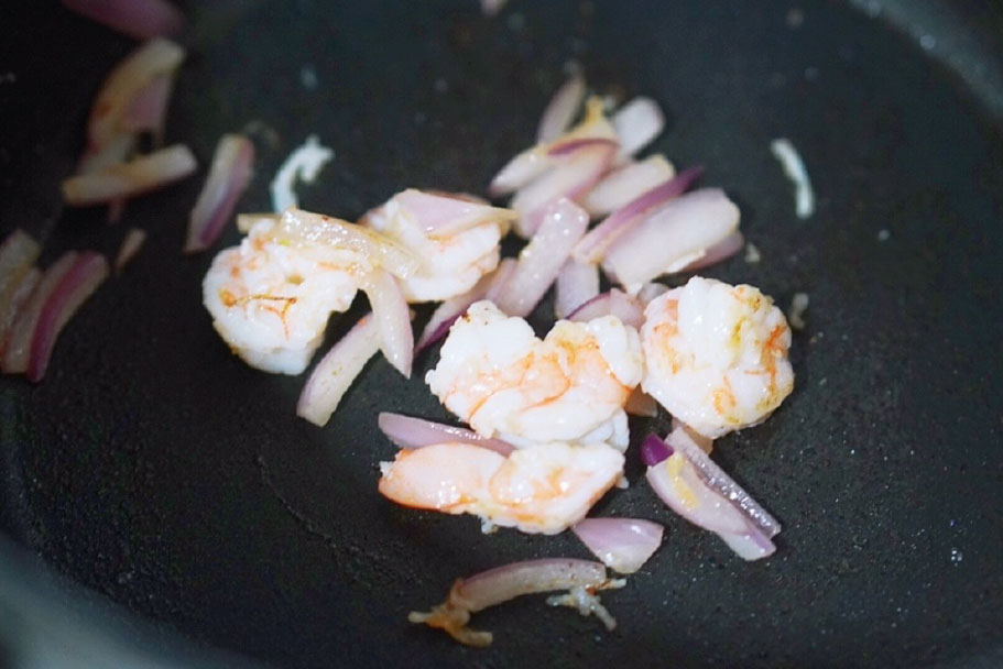 第4步：放入虾仁翻炒变色