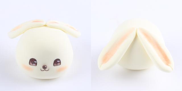 步骤5：米白色粘土做出兔子的长耳朵，耳窝用橙色色粉涂一下。